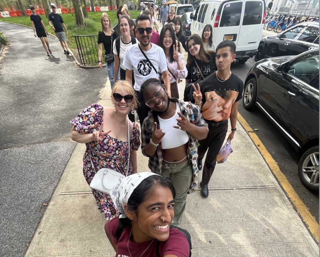 一群来自不同文化和国家的学生和他们的导师在布鲁克林街头一起微笑自拍, NY