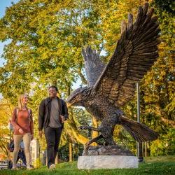 十大博彩推荐排名州立大学的学生走过红鹰雕像