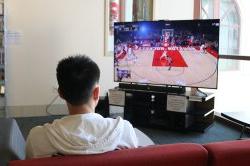 十大博彩推荐排名州立大学的学生在学生娱乐中心休息室的设备收银台享受NBA2K19的游戏