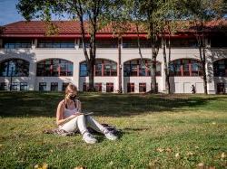 学生坐在草地上
