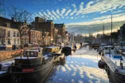 在一个寒冷的冬日，北港格罗宁根的运河里的船只.