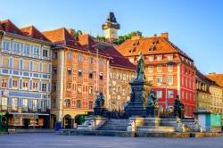 奥地利格拉茨老城的彩绘外墙和钟楼