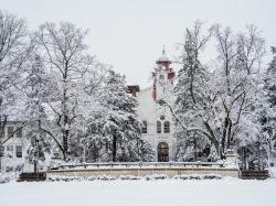 大学堂正门和周围的树木被雪覆盖.
